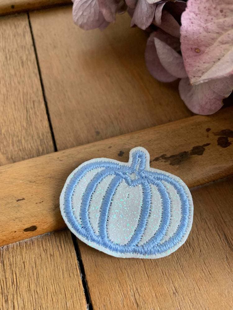Barrette brodée Citrouille bleu ciel