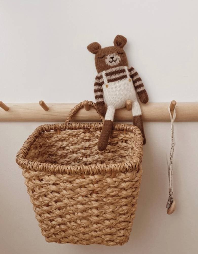 Doudou Main sauvage ourson en salopette écru