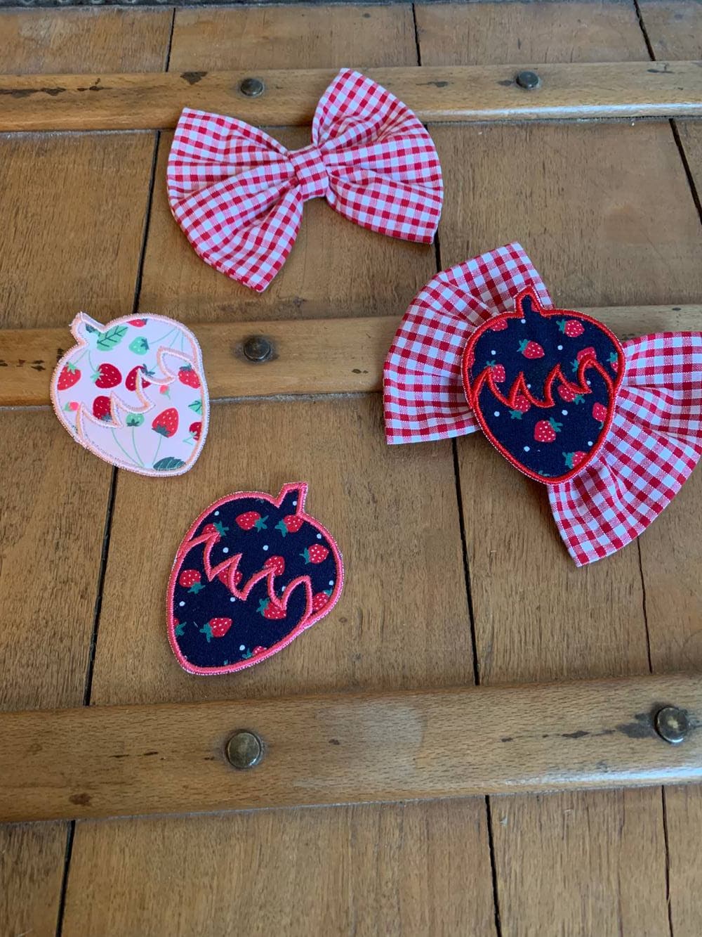 Barrette brodée fraise Liberty au choix sur commande