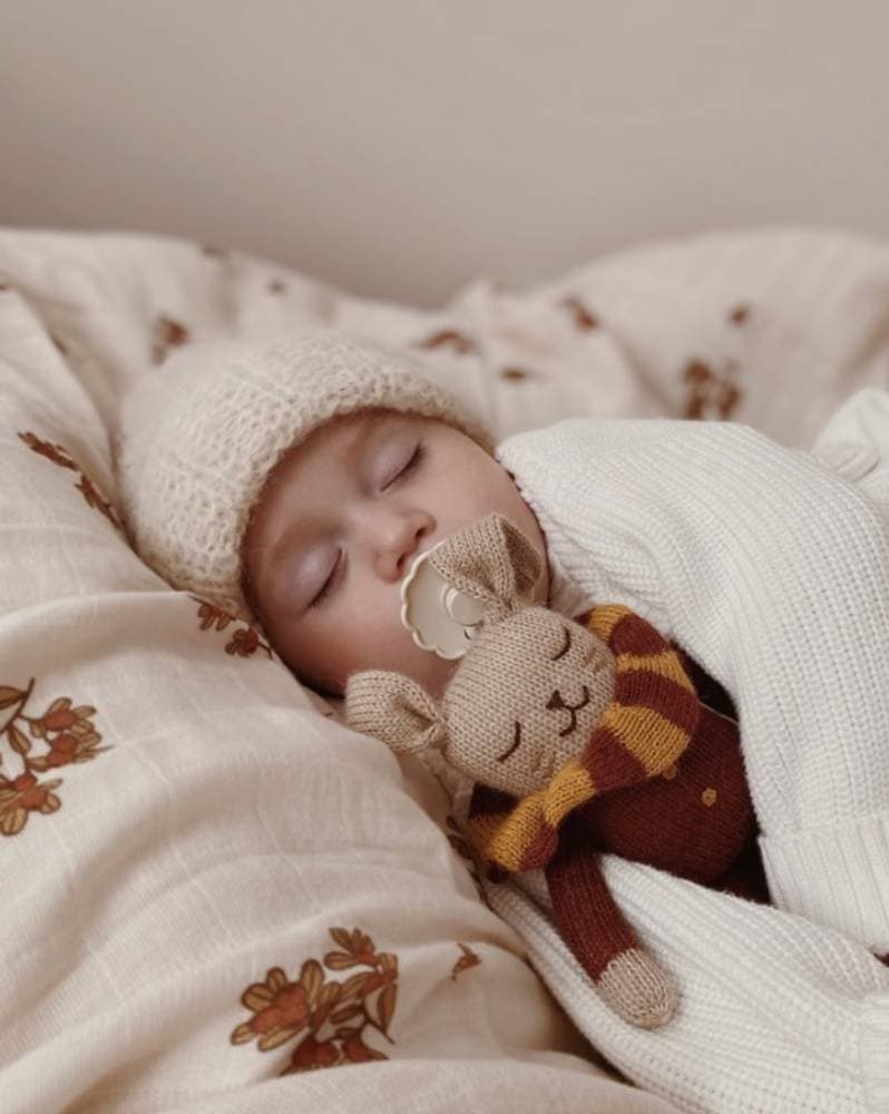 Doudou Main Sauvage lapin avec un joli col coloris sienne