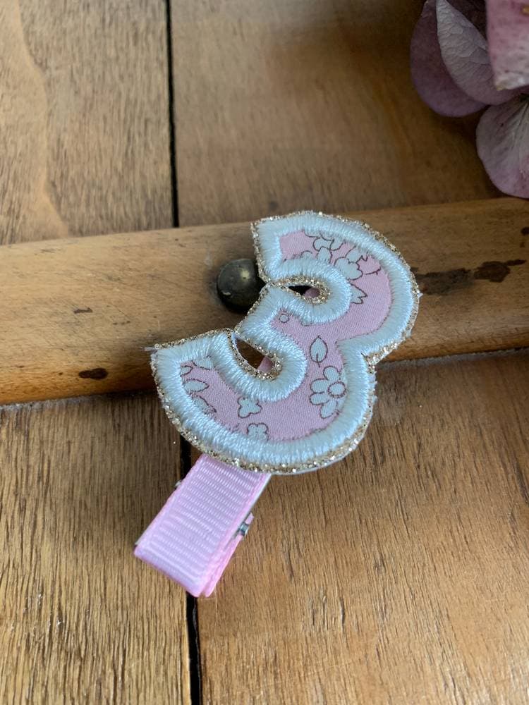 Barrette brodée chiffre en liberty au choix sur commande