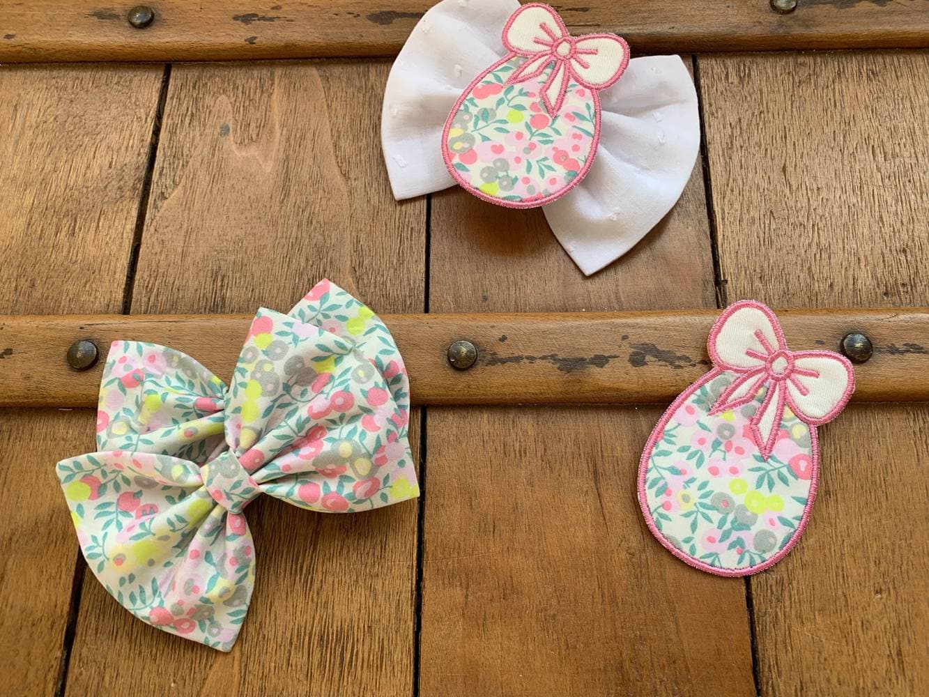 Barrette brodée oeuf de Pâque Liberty au choix sur commande