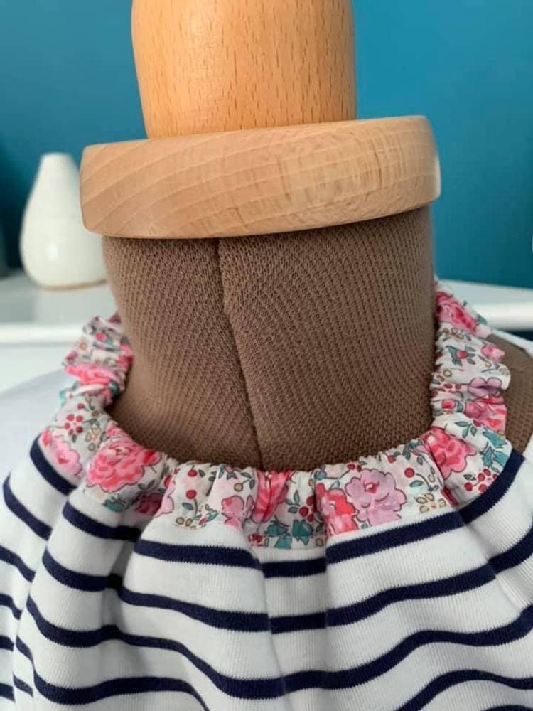 Bavoir géant marinière à personnaliser avec ou sans col volanté