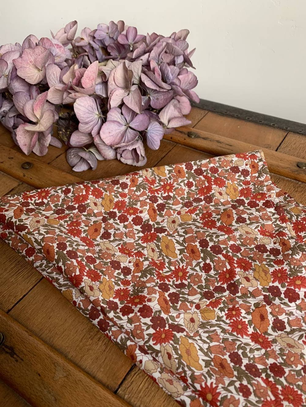 Carré Liberty Poppy and Daisy forest rouille