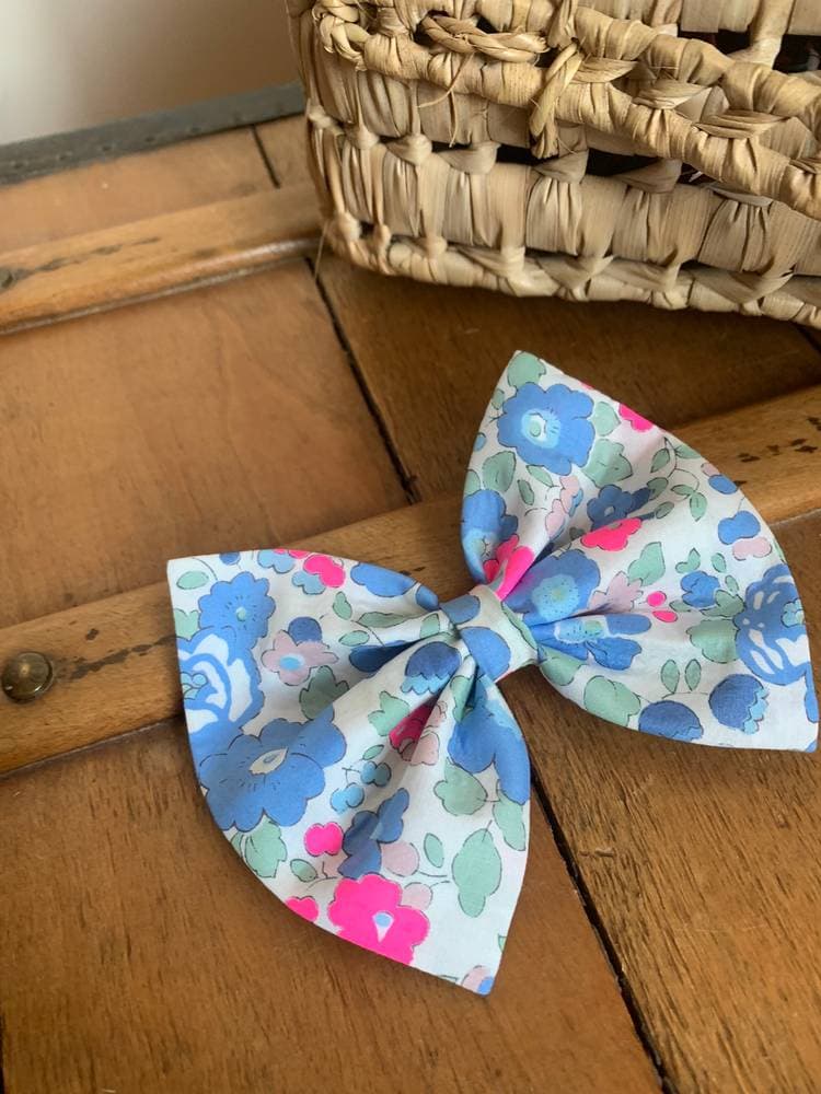 Barrette Liberty Betsy Néon bleu et rose XL Papillon