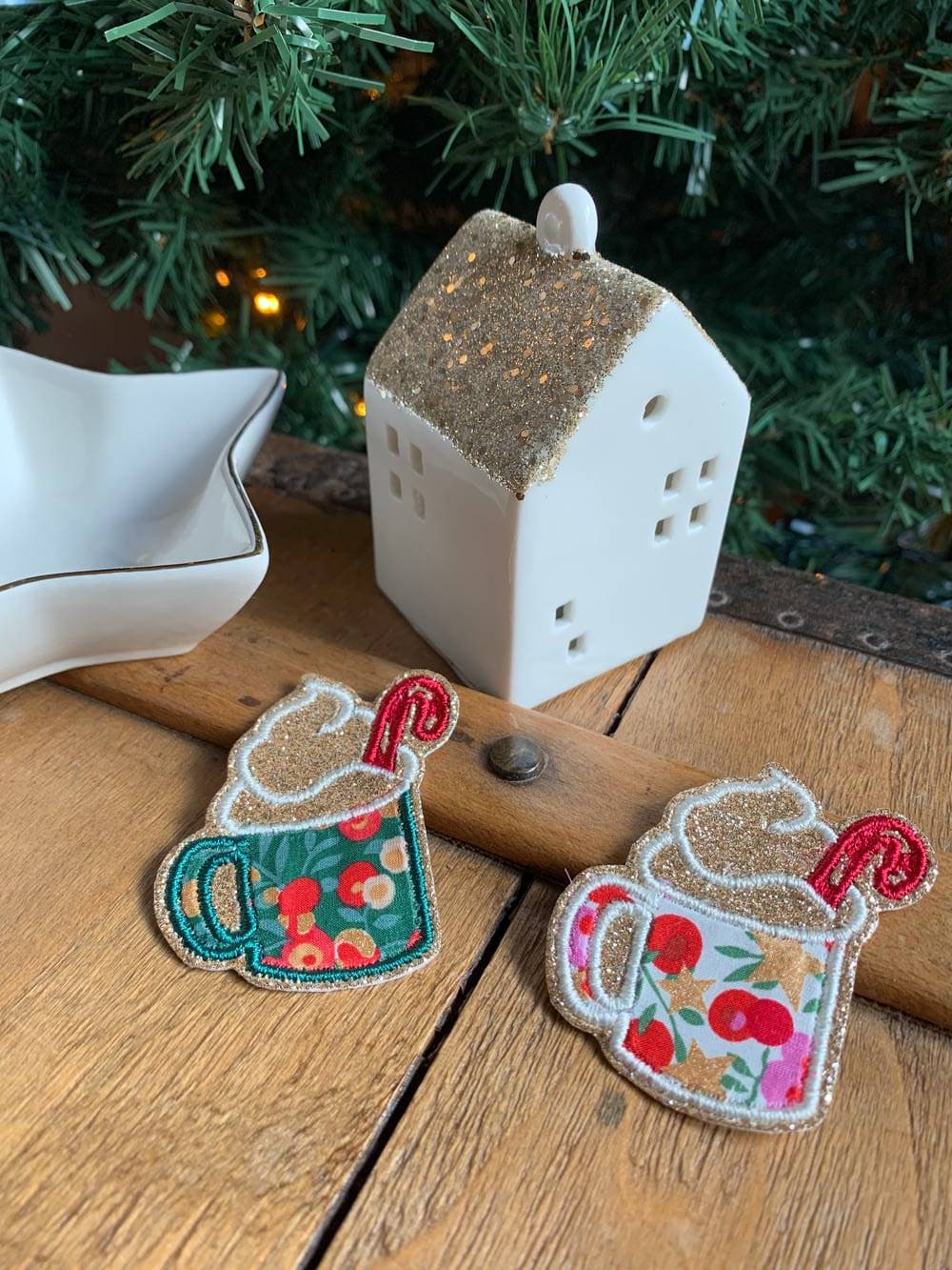 Barrette brodée Chocolat chaud Wiltshire Stars rose