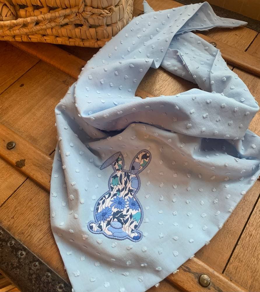 Foulard type bandana broderie lapin Poppy and daisy bleu exclu