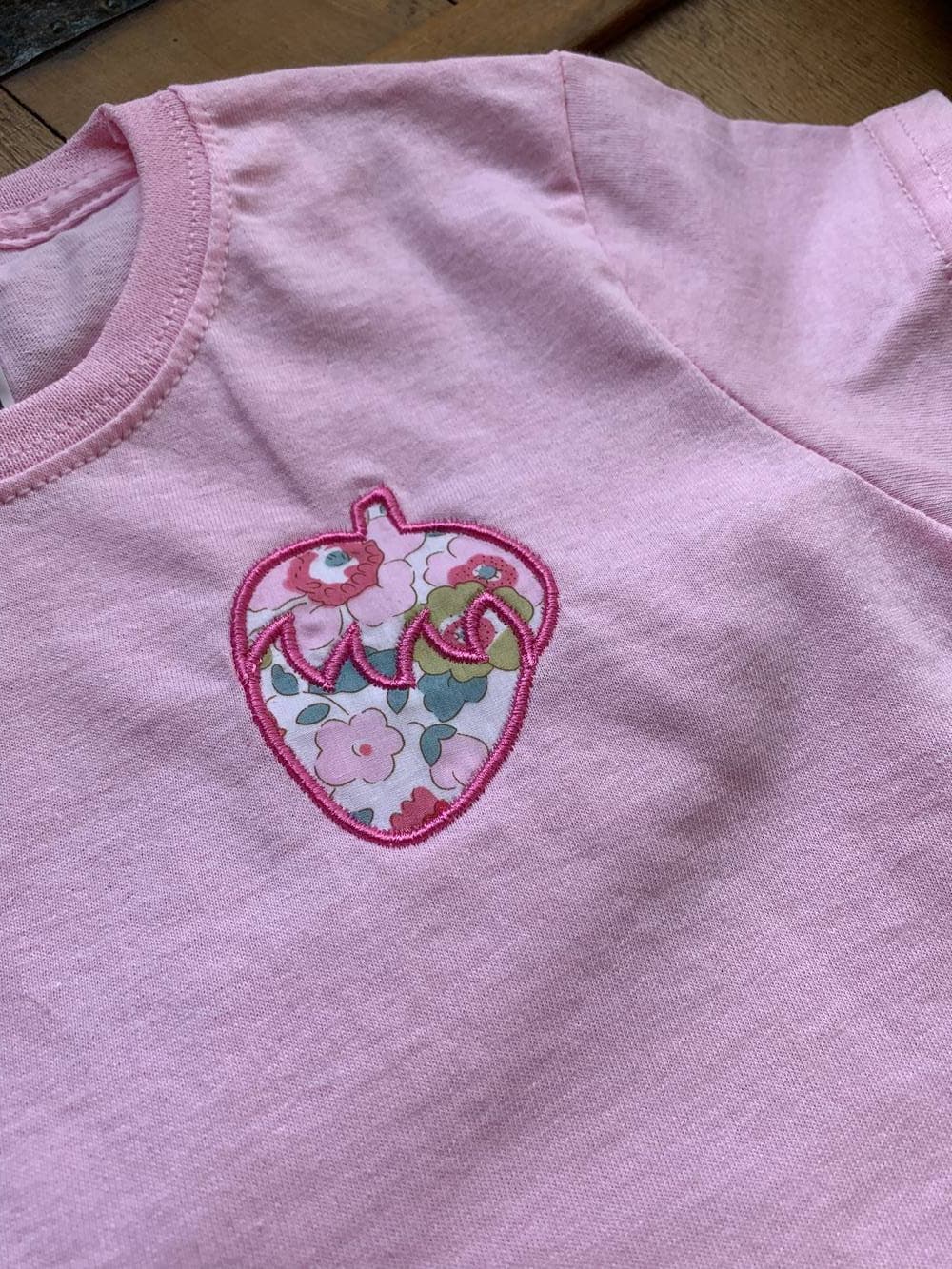 Tee-shirt (blanc, rose, marine) manches courtes coupe ceintrée à personnaliser