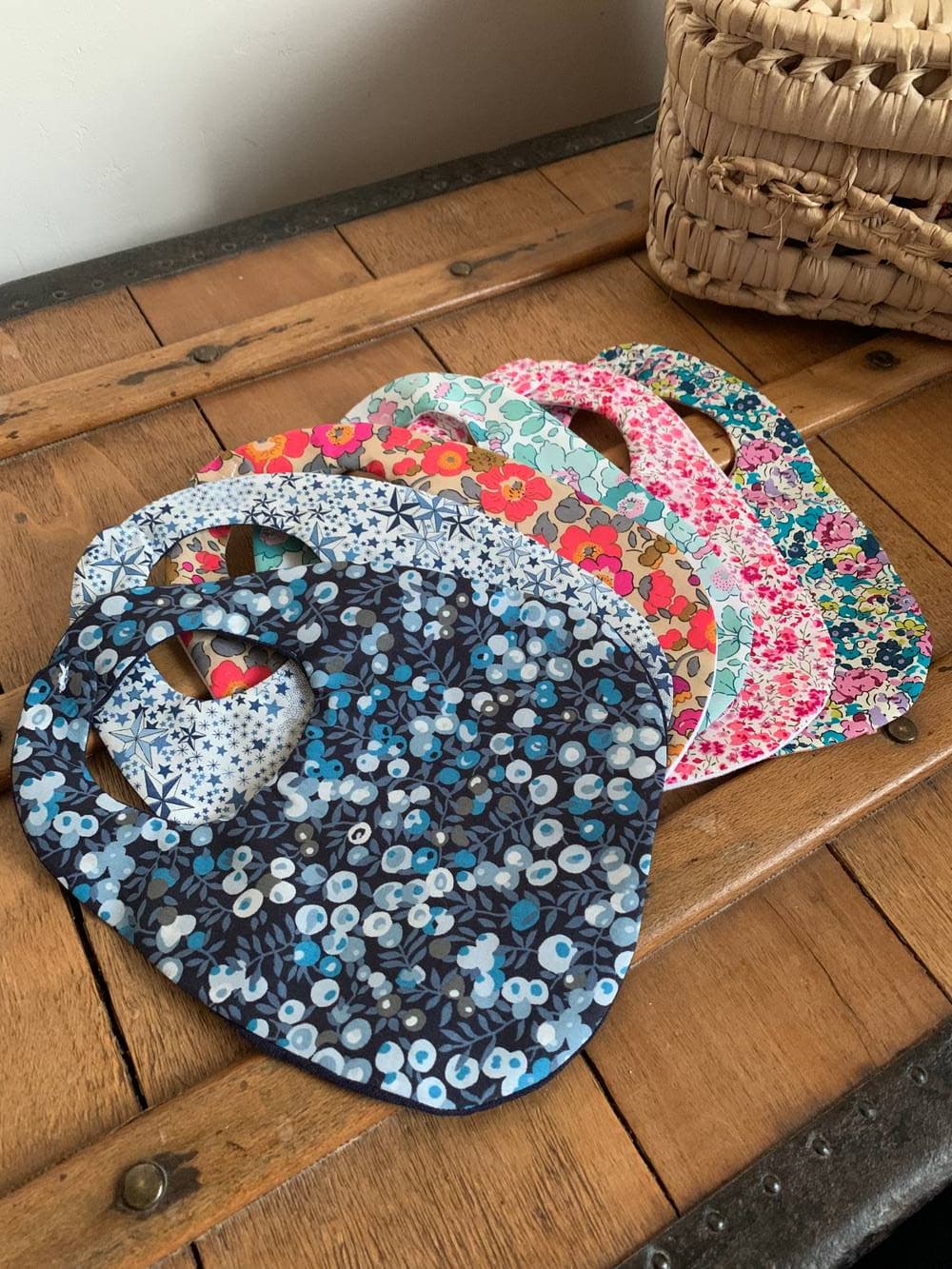 Bavoir poupon Betsy Fluo thé