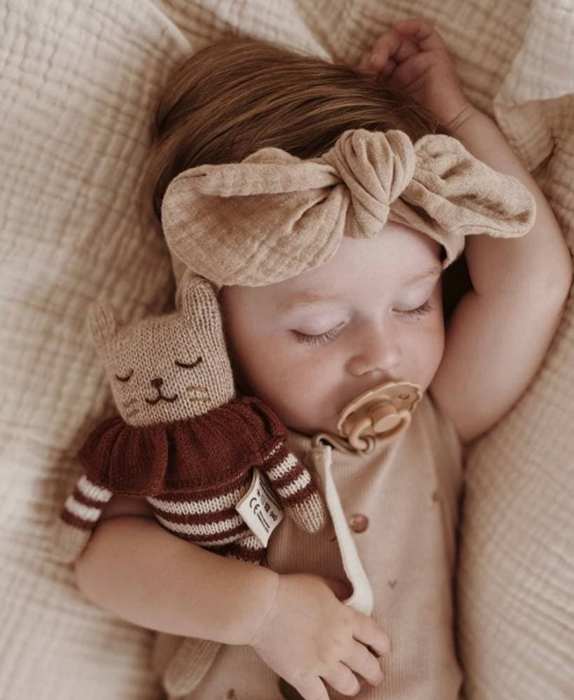 Doudou Main sauvage chaton en combishort rayée coloris sienne