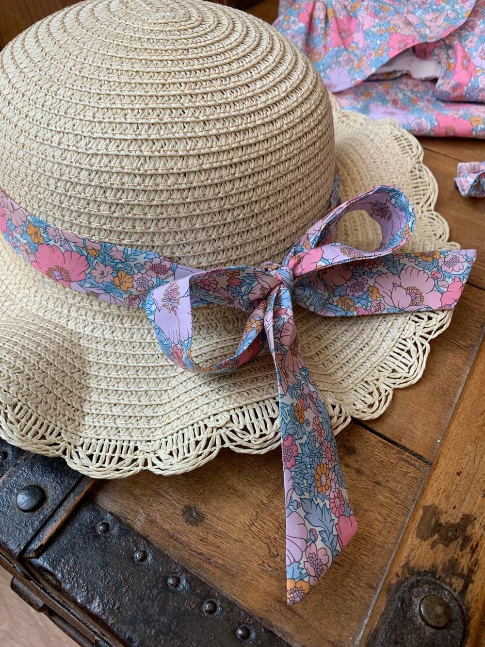 Chapeau de paille 50-53 réglable avec ruban en Liberty sur commande