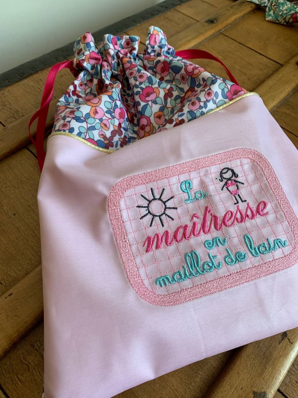 Pochon piscine "La maîtresse en maillot de bain" sur commande