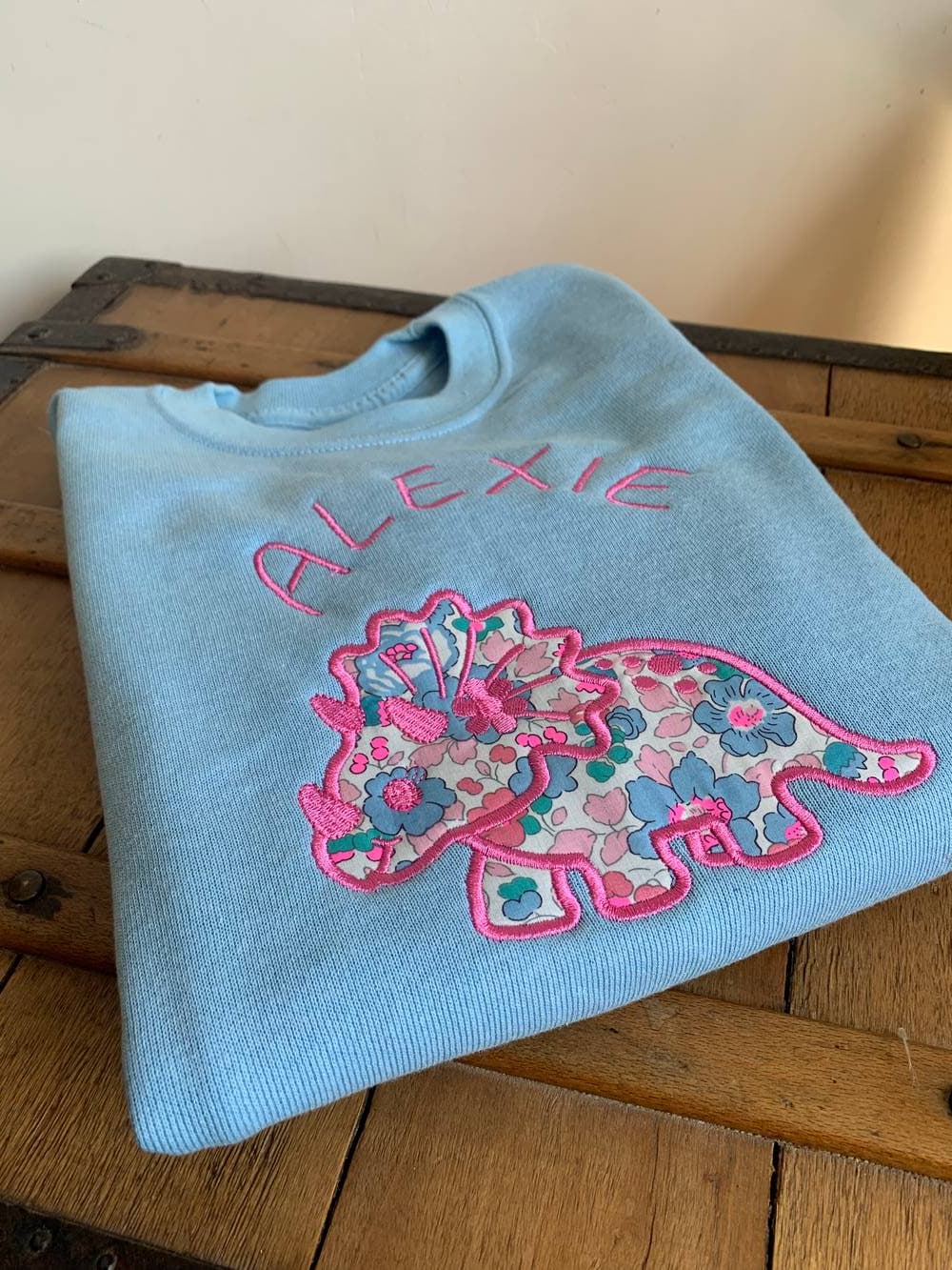 Sweat bleu ciel à personnaliser Broderie Liberty sur commande