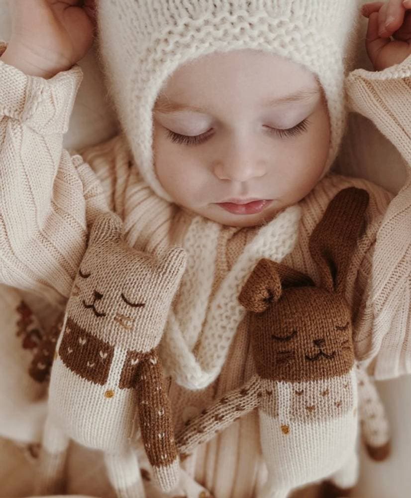 Doudou Main sauvage Chaton en salopette écru