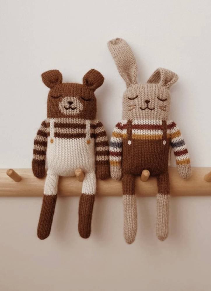 Doudou Main sauvage ourson en salopette écru